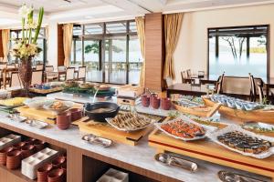 宫津市天野桥立日式旅馆的客房内的餐桌上的自助餐