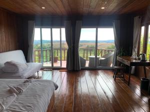 森莫诺隆Sumeru的卧室配有一张床、一张书桌和窗户。