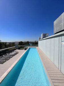布宜诺斯艾利斯Hermoso depto con amenities en Belgrano的建筑物一侧的游泳池