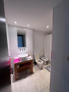 布宜诺斯艾利斯Hermoso depto con amenities en Belgrano的一间带水槽和两个卫生间的浴室