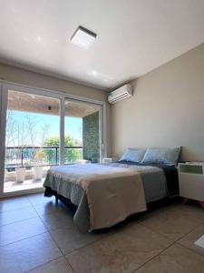 布宜诺斯艾利斯Hermoso depto con amenities en Belgrano的一间卧室设有一张大床和一个大窗户