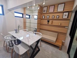 曼谷ABC@48 Hotel & Service Apartment的用餐室配有桌椅和长凳