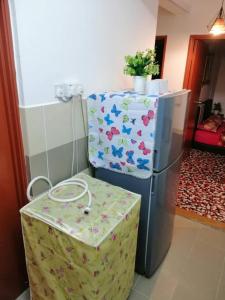 瓜拉丁加奴Homestay Camelia Kuala Terengganu Houses 3 Room 2 Bathroom - Near Batu Buruk Beach , Drawbridge, Pasar Payang, KTCC Mall & Hospital HSNZ的上面有植物的冰箱