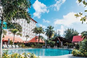 加拉班塞班岛皇冠假日度假酒店的享有度假村的景致,设有游泳池和棕榈树