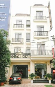 边和Lộc Thiên Ân hotel的白色的建筑,上面有标牌,然后读酒店