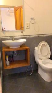 古雷德胡Rangali Etos Guraidhoo的浴室配有白色卫生间和盥洗盆。