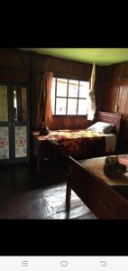 BajawaHome stay wolokoro ecotourism的一间卧室设有两张床和窗户。