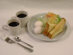 丰田市HOTEL K's MINE的盘子,盘子上放着沙拉和鸡蛋,还有一杯咖啡