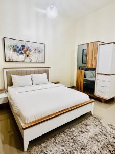 马斯喀特Abu Rakan Apartment的一间卧室配有一张大床和一个梳妆台