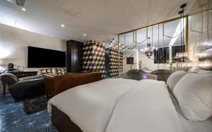 首尔清凉设计酒店的酒店客房设有一张大床和一台电视。