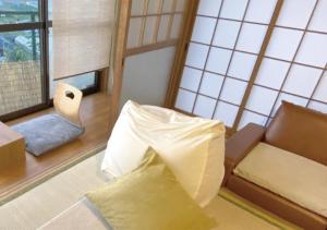 KudoyamaIto-gun - House - Vacation STAY 31960v的客房设有床、沙发和窗户。