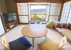 KudoyamaIto-gun - House - Vacation STAY 31960v的客厅配有桌子和沙发