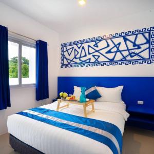 科隆Ruhe Suites Coron的蓝色和白色的卧室设有一张大床
