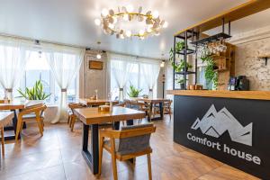 布克维Comfort House的一间带桌椅和吊灯的餐厅