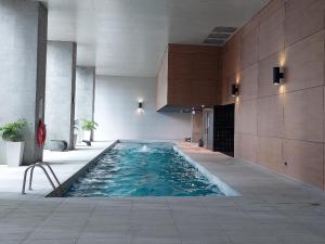 墨尔本CBD Modern 2B2B Apt, Indoor Pool Sauna, Nice view的一座建筑物中央的游泳池
