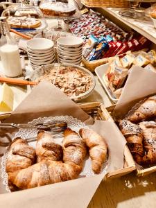 卡萨诺韦MOTEL Malpensa INN & Hotel-Airport的一张桌子上面有很多不同类型的面包