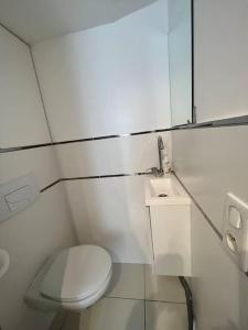 NoiseauStudio cosy, 1-2 pers的白色的浴室设有卫生间和水槽。