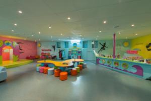 埃拉特Riviera by Isrotel Collection的一个带滑梯和游乐场的儿童游戏室