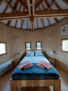 鲁瓦扬地区圣让Roulottes au pied du Vercors的一间卧室配有一张带蓝色床单和窗户的床。