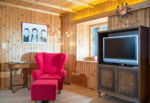 SchmittenHaus Schmitten - Davos的客厅配有红色椅子和电视