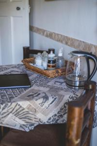 白河Thokozani Lodge的茶壶上方的桌子