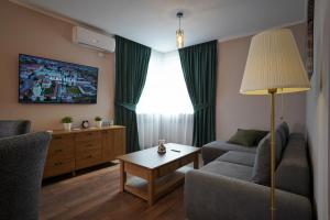 阿尔巴尤利亚Apartamentul Cetății Alba Iulia的客厅配有沙发和桌子