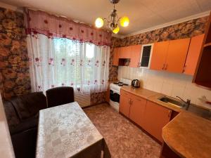 巴甫洛达尔Стандарт Камзина 74 г. Павлодар的一个带桌子、水槽和窗户的小厨房