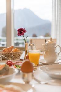 奥伯斯特多夫舒尔康体SPA度假酒店 - 仅限成年人的一张桌子,上面有早餐食品和一壶橙汁