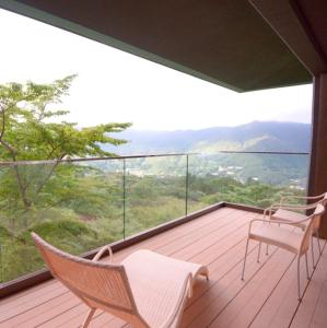 箱根Hakone Gora Byakudan的阳台配有两把椅子和大窗户