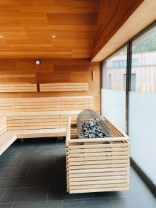 厄茨All-Suite Resort Ötztal的木板房中带长凳的桑拿