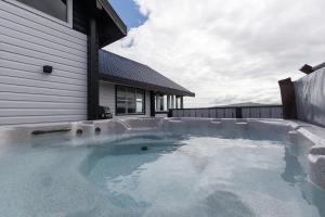 塞尔福斯Blue Viking Luxury Cabin的一座房子旁边的大型游泳池