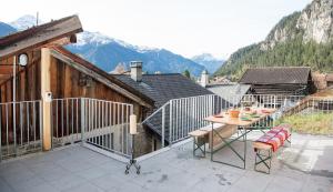 SchmittenHaus Schmitten - Davos的阳台的天井配有桌椅