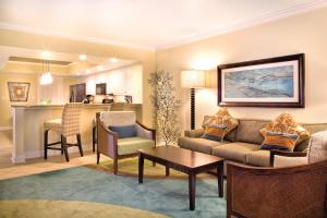 巴拿马城海滩Club Wyndham Panama City Beach的带沙发和椅子的客厅以及厨房。