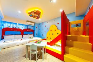 罗东镇童玩樂親子旅宿Toy Fun Hotel的儿童间 - 带一间豆科卧室