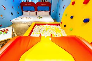 罗东镇童玩樂親子旅宿Toy Fun Hotel的一间卧室设有游戏室,配有一张床和一个滑梯