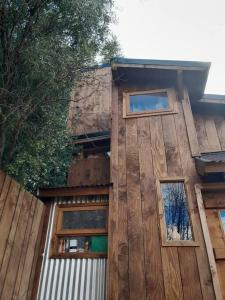 圣卡洛斯-德巴里洛切Calida Mini Casa的一面设有窗户的木制建筑