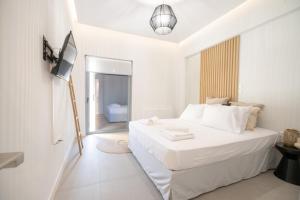 比雷埃夫斯Piraeus 1 bedroom 4 persons apartment的一间白色卧室,配有床和电视