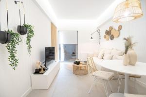 比雷埃夫斯Piraeus 1 bedroom 4 persons apartment的白色的客厅配有白色的桌子和椅子