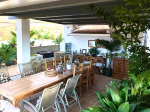 康塞普西翁新镇Finca Las Campanas II的户外庭院配有木桌和椅子