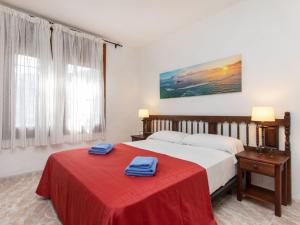 巴古尔Apartment S'Olivera-5 by Interhome的酒店客房,配有一张带红色毯子的床