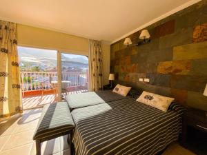 圣尼科拉斯村Hotel La Aldea Suites的一间卧室设有一张床和一个大窗户