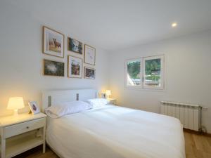 拉莫利纳Apartment Ginesta by Interhome的白色的卧室设有白色的床和窗户。
