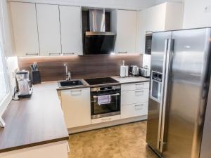 锡尔卡Holiday Home Levinkolmio c6 by Interhome的厨房配有白色橱柜和不锈钢冰箱
