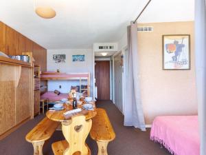 土绪尔Apartment Mont Charvin by Interhome的客房设有木桌和床。