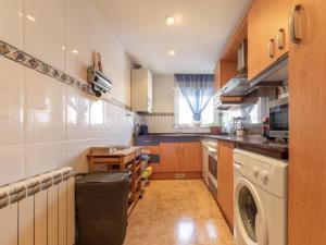 卡拉费尔Apartment Joanot by Interhome的厨房配有洗衣机和洗衣机。