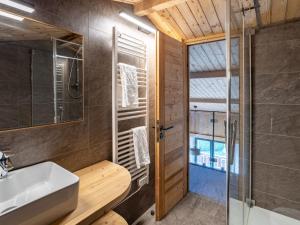 圣热尔韦莱班Holiday Home L'Adret by Interhome的一间带水槽和淋浴的浴室