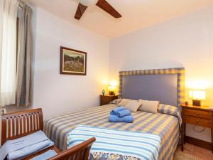 巴古尔Apartment Sa Riera Beach by Interhome的一间卧室配有一张带蓝色毛巾的床