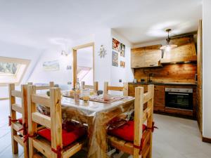 阿尔巴迪卡纳泽伊Apartment Torrita di Canazei by Interhome的一间带木桌和椅子的用餐室
