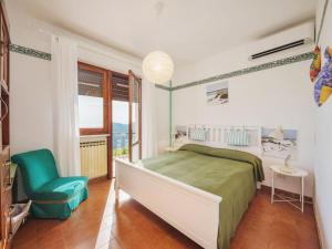 塞拉韦扎Holiday Home Casa Giulia by Interhome的卧室配有床、椅子和窗户。