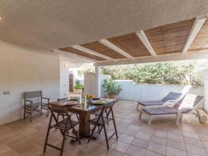 阿列恩图Holiday Home Morellino by Interhome的庭院配有木桌和椅子
